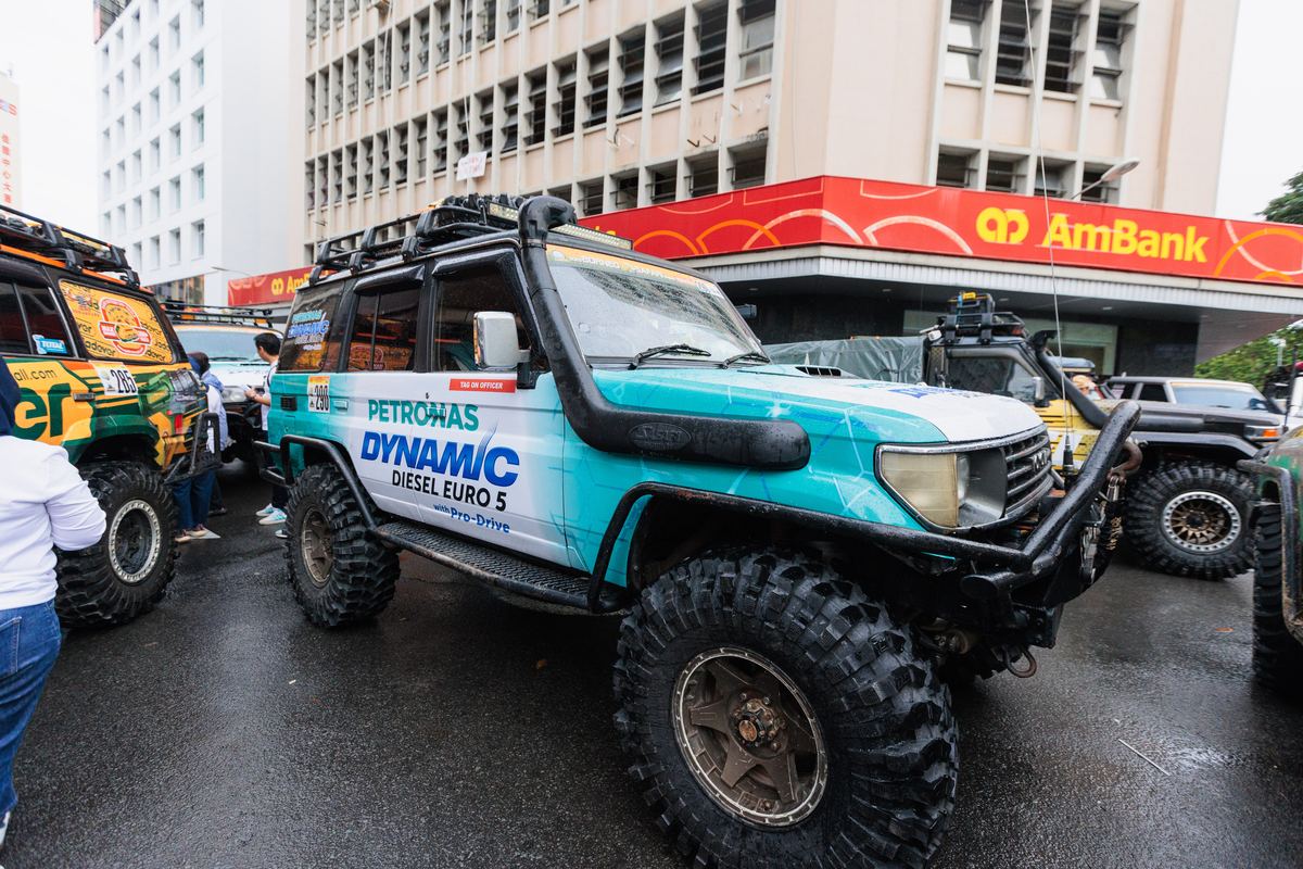 PETRONAS Dynamic Diesel Euro 5 4x4 vehicles lined up with participants in Kota Kinabalu