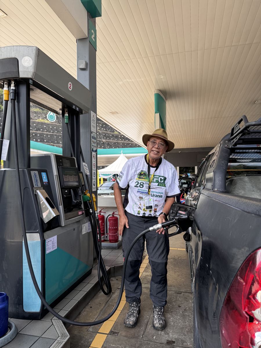 A Rainforest Challenge participant refuelling at a PETRONAS station