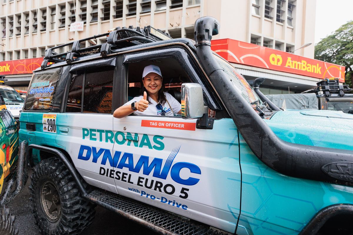 Kenderaan pacuan empat roda pasukan PETRONAS Dynamic Diesel Euro 5 di denai hutan berlumpur Borneo Safari 2025