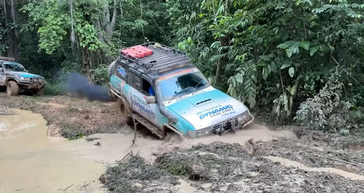 Kenderaan pasukan meredah lumpur tebal di laluan ekspedisi