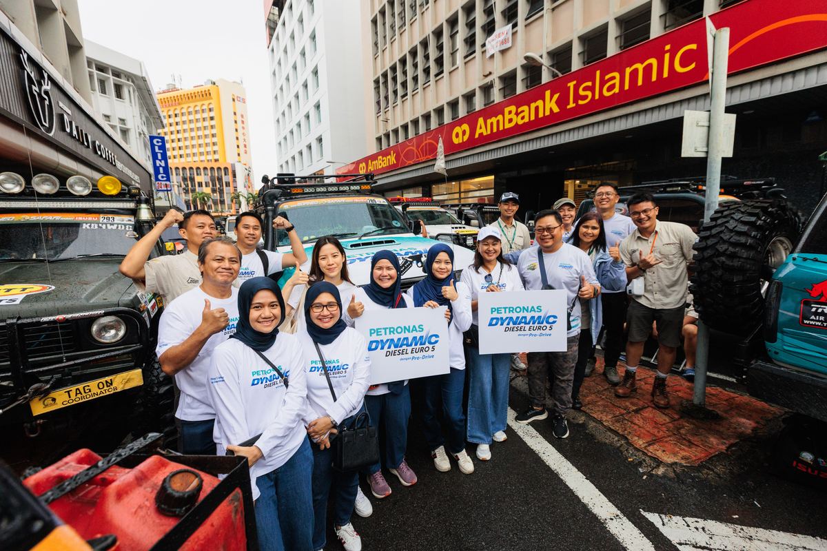 Kenderaan pasukan meredah alur lumpur yang dalam di denai hutan