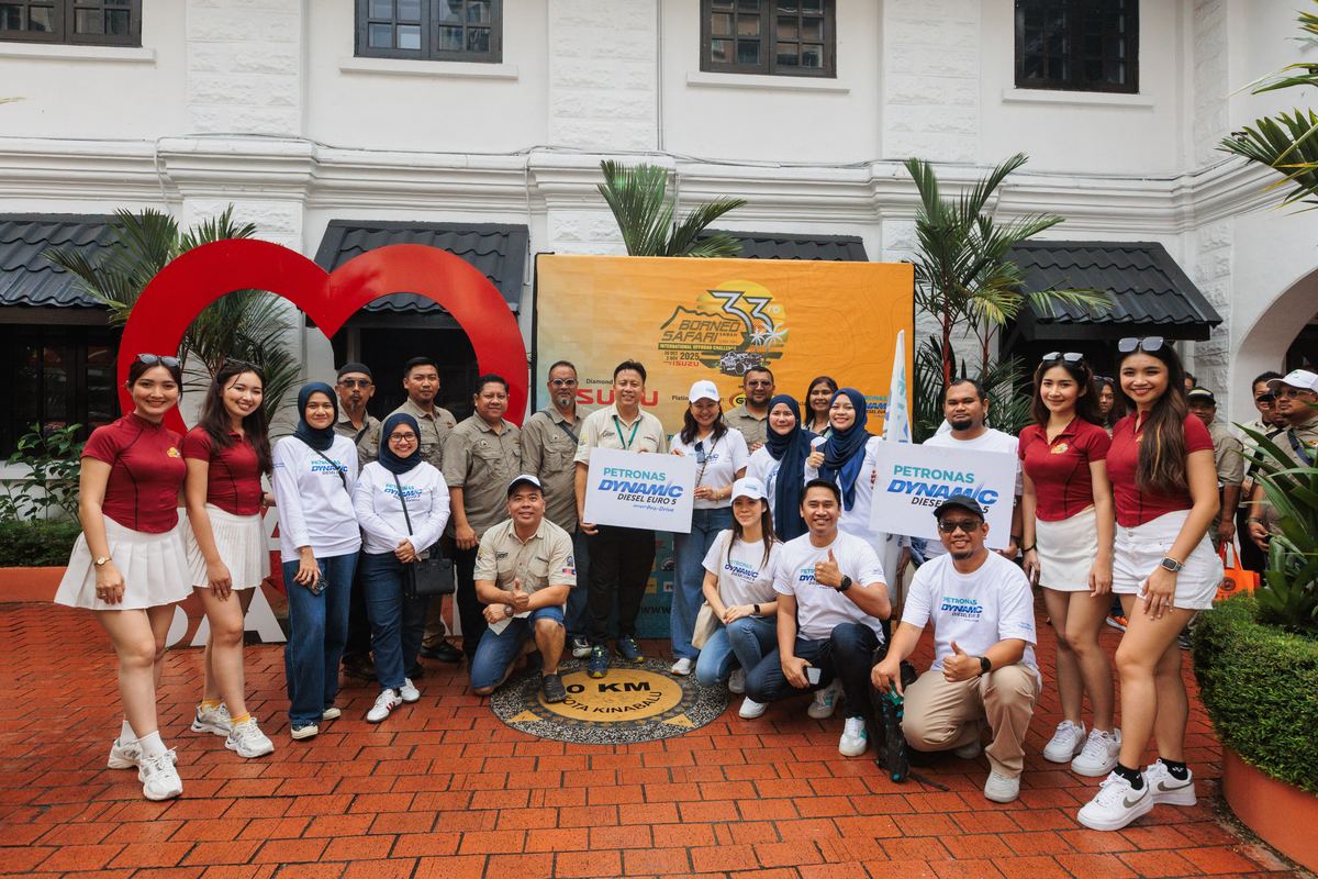 Kenderaan pasukan memercikkan lumpur ketika meredah laluan beralur