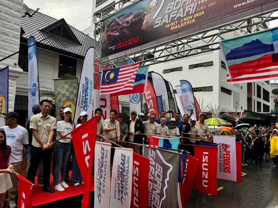 Kenderaan pacuan empat roda PETRONAS Dynamic Diesel Euro 5 berbaris bersama peserta di Kota Kinabalu