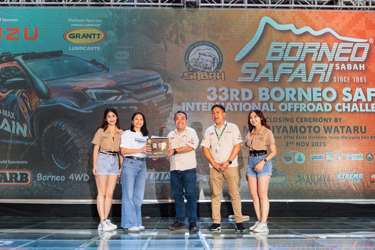 PETRONAS menerima cenderahati pada majlis penutup Borneo Safari 2025