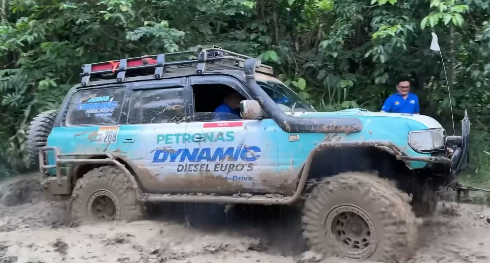 Kenderaan pacuan empat roda pasukan PETRONAS Dynamic Diesel Euro 5 di denai hutan berlumpur Borneo Safari 2025