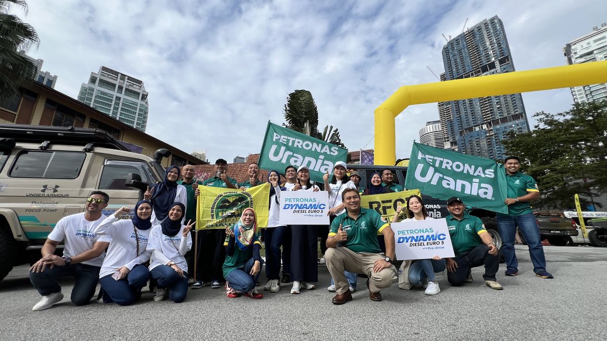 Pasukan PETRONAS bersama pegawai Rainforest Challenge pada pelepasan 2025