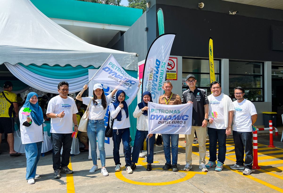Pasukan PETRONAS Dynamic Diesel meraikan peserta di stesen PETRONAS