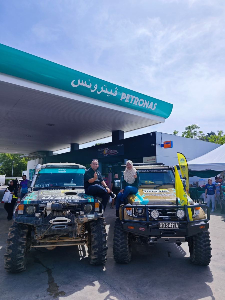 Kenderaan pacuan empat roda peserta di perkarangan stesen PETRONAS