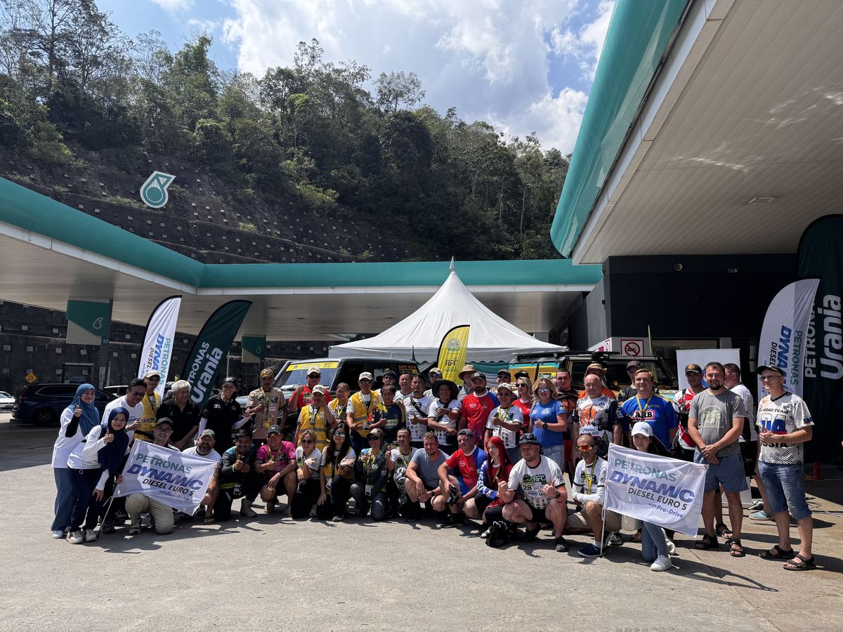 Peserta Rainforest Challenge bersama pasukan PETRONAS semasa singgah di stesen