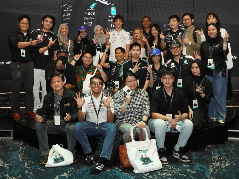 Peminat bergambar pada sesi meet and greet Mercedes-AMG PETRONAS Formula One Team